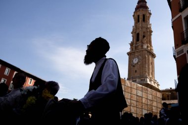 Zaragoza İspanya. 12 Ekim 2019 'da İspanya' nın ulusal gününde Pilar Bakiresi 'ne bölgesel kostümler giymiş insanlar sunuldu.