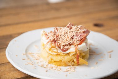 İspanyol tapası, patates, sahanda yumurta, domuz pastırması ve kaz ciğeri