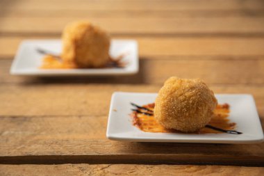 Tipik İspanyol bluzu, lezzetli kroket.