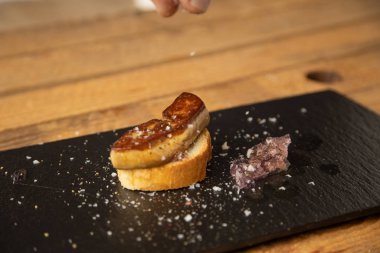 Leylak soslu ve ekmekli İspanyol foie tapa