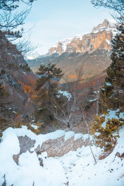 Pireneler İspanya 'da karlı sonbaharda Ordesa Ulusal Vadisi