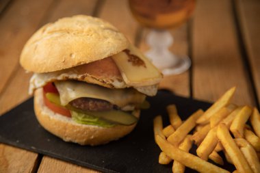 Patates ve birayla çizburger.