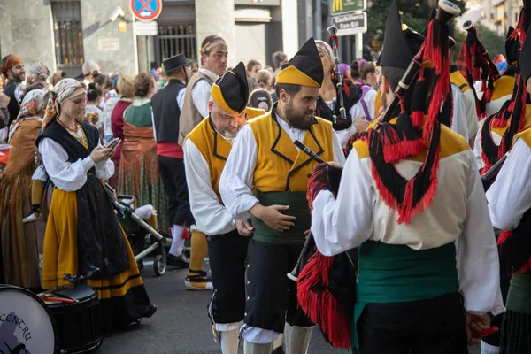 Zaragoza İspanya. 12 Ekim 2019 'da İspanya' nın ulusal gününde Pilar Bakiresi 'ne bölgesel kostümler giymiş insanlar sunuldu.