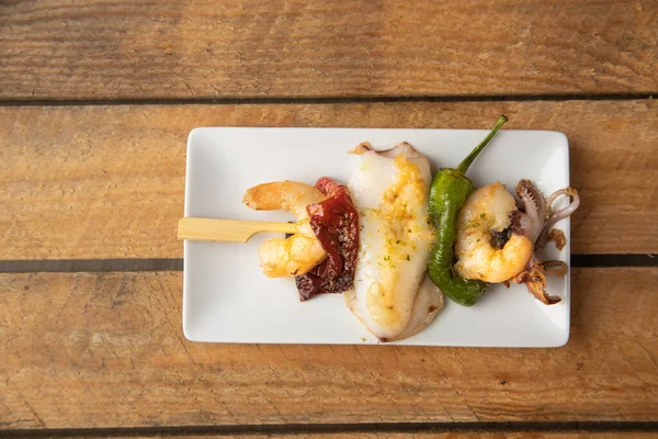 黑胡椒和虾仁片 典型的西班牙塔帕 — 图库照片