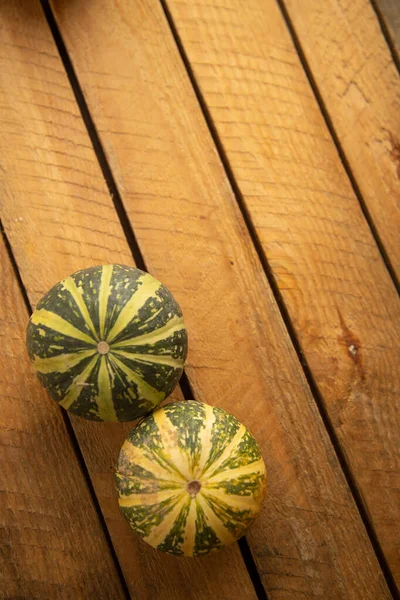 Ahşap arka planda çeşitli kabak çeşitleri. Sonbahar hasadı