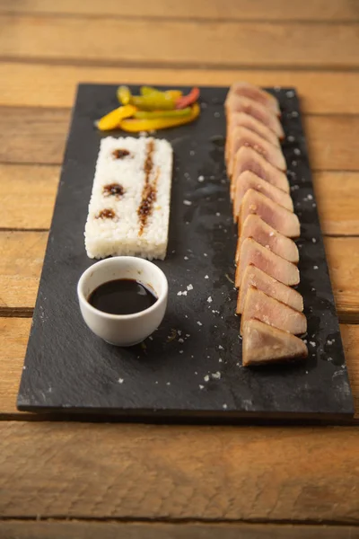 Biberli ve pirinçli ton balığı filetosu.