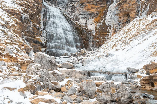Pireneler İspanya 'da karlı sonbaharda Ordesa Ulusal Vadisi