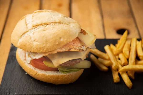 Hamburguesa Con Queso Pepinillos Huevo Tomate Con Patatas — Foto de Stock