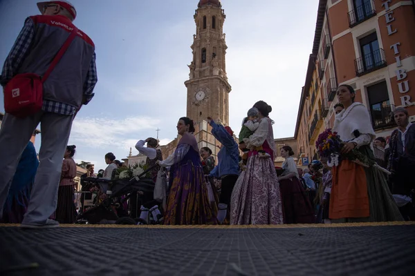 Zaragoza İspanya. 12 Ekim 2019 'da İspanya' nın ulusal gününde Pilar Bakiresi 'ne bölgesel kostümler giymiş insanlar sunuldu.