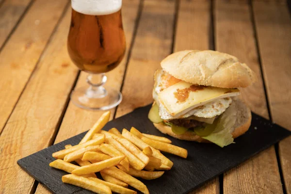 Patates ve birayla çizburger.