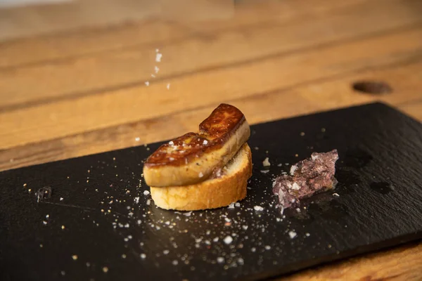 Leylak soslu ve ekmekli İspanyol foie tapa