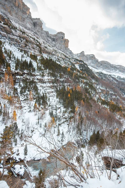 Valle Nacional Ordesa Otoño Nevado Situado Pirineos España — Foto de Stock