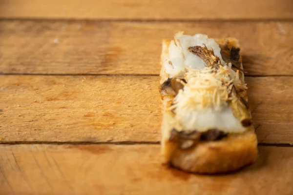 Tapa Espanhola Pão Com Bacalhau Espargos Verdes Cogumelos Queijo — Fotografia de Stock