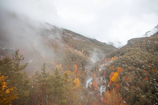 Valle Nacional Ordesa Otoño Nevado Situado Pirineos España — Foto de Stock