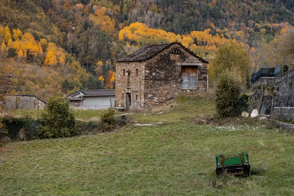 Город Торла Осенью Расположенный Пиренеях Испании — стоковое фото