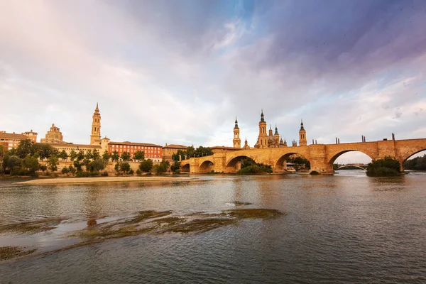 Ebro nehri, Zaragoza şehrinden geçerek, bazilika del Pilar'ın önünden geçiyor.