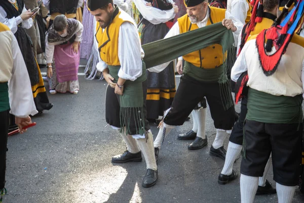 Zaragoza Španělsko Října 2019 Lidé Oblečeni Regionálních Kostýmech Nabídkách Panně — Stock fotografie