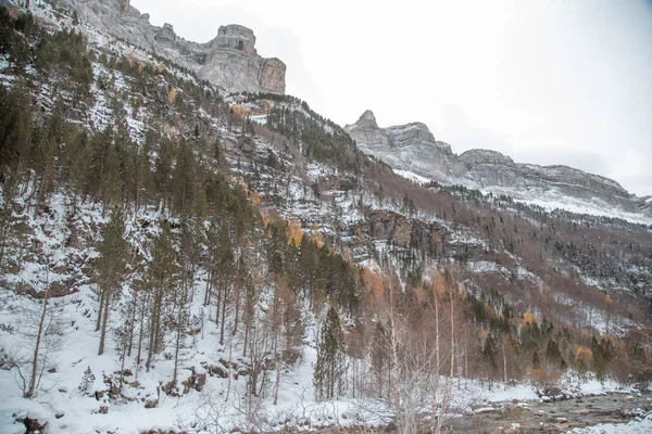 Valle Nacional Ordesa Otoño Nevado Situado Pirineos España — Foto de Stock