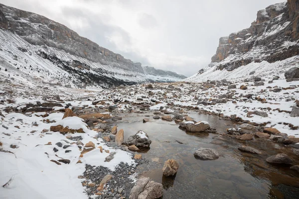 Pireneler İspanya 'da karlı sonbaharda Ordesa Ulusal Vadisi