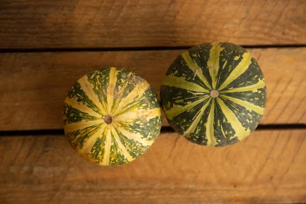 Ahşap arka planda çeşitli kabak çeşitleri. Sonbahar hasadı