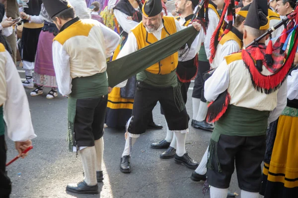 Σαραγόσα Ισπανία Οκτωβρίου 2019 Άνθρωποι Ντυμένοι Τοπικές Ενδυμασίες Προσέφεραν Στην — Φωτογραφία Αρχείου