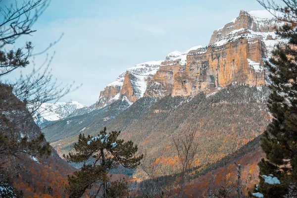 스페인 피레네 산맥에 눈덮인 가을에 오데사 — 스톡 사진