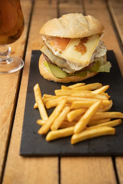 Hamburguesa Con Patatas Cerveza — Foto de Stock