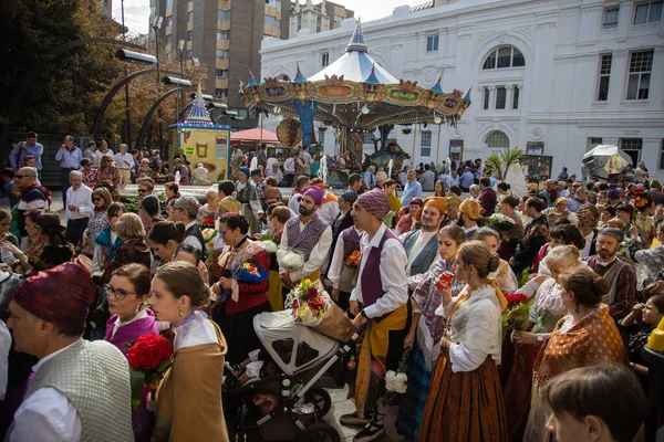Zaragoza İspanya. 12 Ekim 2019 'da İspanya' nın ulusal gününde Pilar Bakiresi 'ne bölgesel kostümler giymiş insanlar sunuldu.