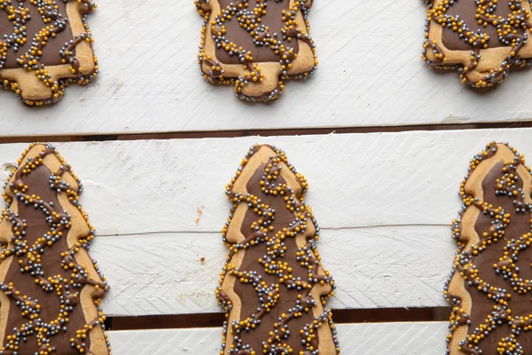 Noel ağacı şeklindeki çikolatalı kurabiyeler