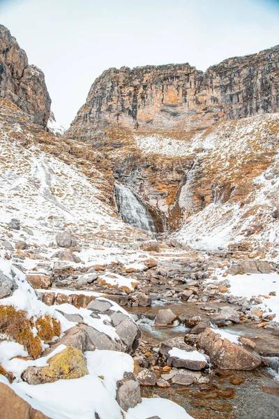 Pireneler İspanya 'da karlı sonbaharda Ordesa Ulusal Vadisi
