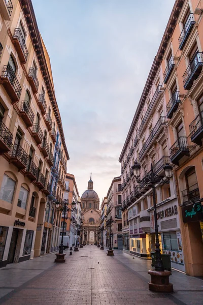 Zaragoza İspanya. 1 Ağustos 2019, İspanya 'nın Zaragoza şehrinde Alfonso Caddesi.