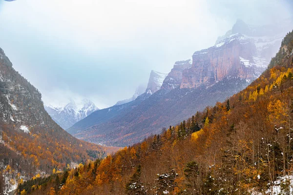 Pireneler İspanya 'da karlı sonbaharda Ordesa Ulusal Vadisi
