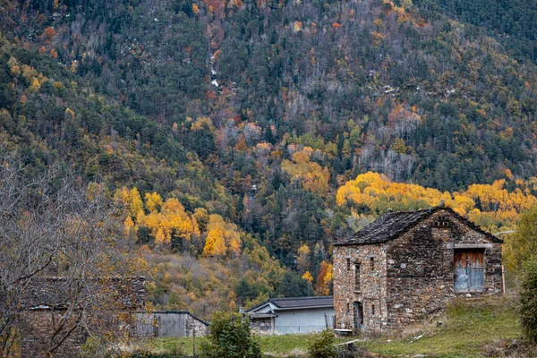 Город Торла Осенью Расположенный Пиренеях Испании — стоковое фото