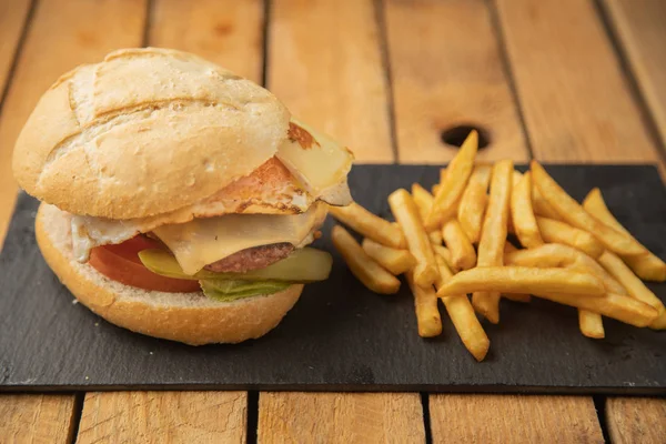 Hamburguesa Con Queso Pepinillos Huevo Tomate Con Patatas — Foto de Stock