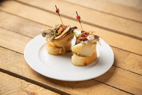 Typische Spaanse Tapa Spek Inktvis Champignons — Stockfoto