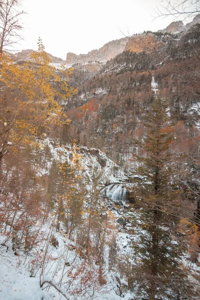 Valle Nacional Ordesa Otoño Nevado Situado Pirineos España — Foto de Stock