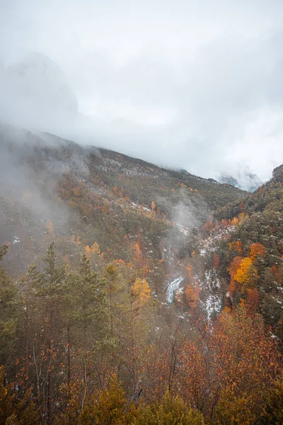 Pireneler İspanya 'da karlı sonbaharda Ordesa Ulusal Vadisi