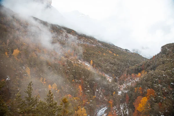 스페인 피레네 산맥에 눈덮인 가을에 오데사 — 스톡 사진