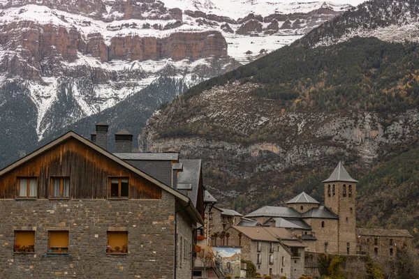 Sonbaharda Torla kasabası, İspanya 'nın Pirenes kentinde.