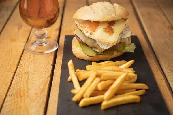 Hamburguesa Con Patatas Cerveza — Foto de Stock