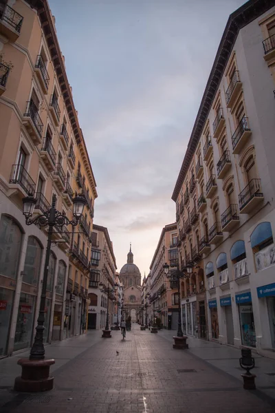 Zaragoza İspanya. 1 Ağustos 2019, İspanya 'nın Zaragoza şehrinde Alfonso Caddesi.