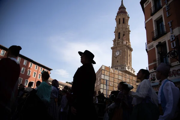 Zaragoza İspanya. 12 Ekim 2019 'da İspanya' nın ulusal gününde Pilar Bakiresi 'ne bölgesel kostümler giymiş insanlar sunuldu.