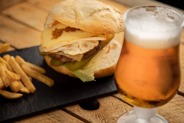 Hambúrguer Queijo Com Batatas Cerveja — Fotografia de Stock