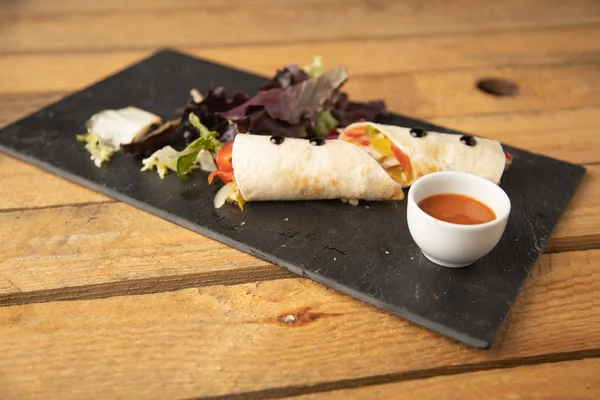 Lezzetli vejetaryen dürümü siyah tabakta