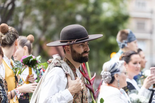 Zaragoza İspanya. 12 Ekim 2019 'da İspanya' nın ulusal gününde Pilar Bakiresi 'ne bölgesel kostümler giymiş insanlar sunuldu.
