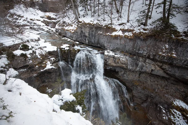 Pireneler İspanya 'da karlı sonbaharda Ordesa Ulusal Vadisi