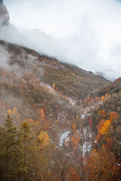 Pireneler İspanya 'da karlı sonbaharda Ordesa Ulusal Vadisi