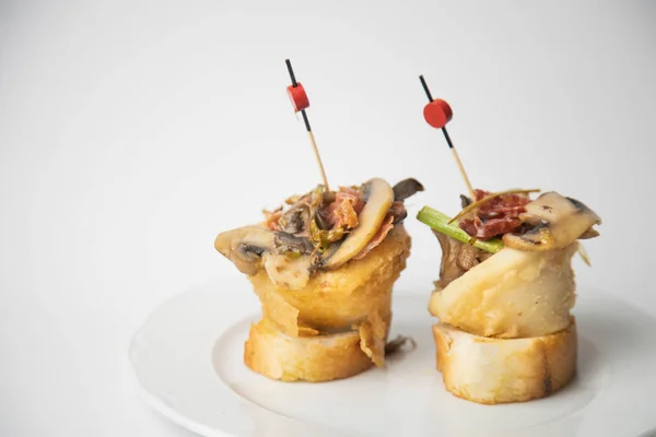 典型的西班牙锥形熏肉和鱿鱼蘑菇 — 图库照片