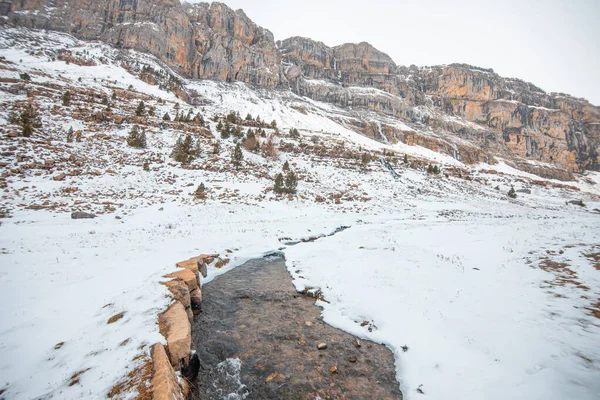 Pireneler İspanya 'da karlı sonbaharda Ordesa Ulusal Vadisi
