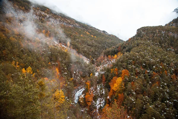 Valle Nacional Ordesa Otoño Nevado Situado Pirineos España — Foto de Stock